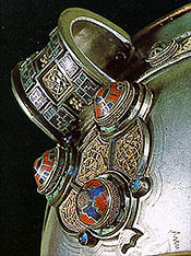 Escutcheon underneath the handle with three large studs and filigree inser
