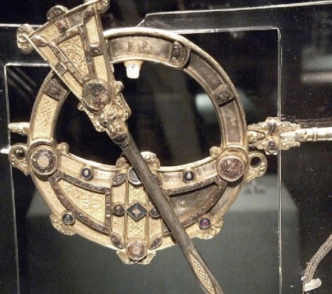 Tara Brooch - detail showing the swivel and chain